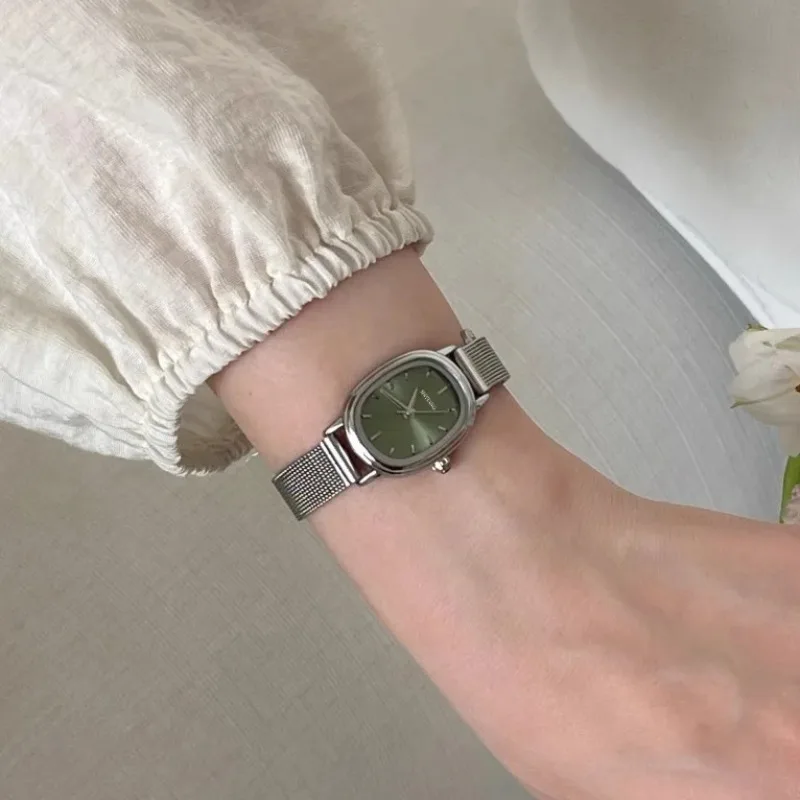 Piccolo quadrante ovale verde  - Minimalist Thin Watch recensione e prezzo