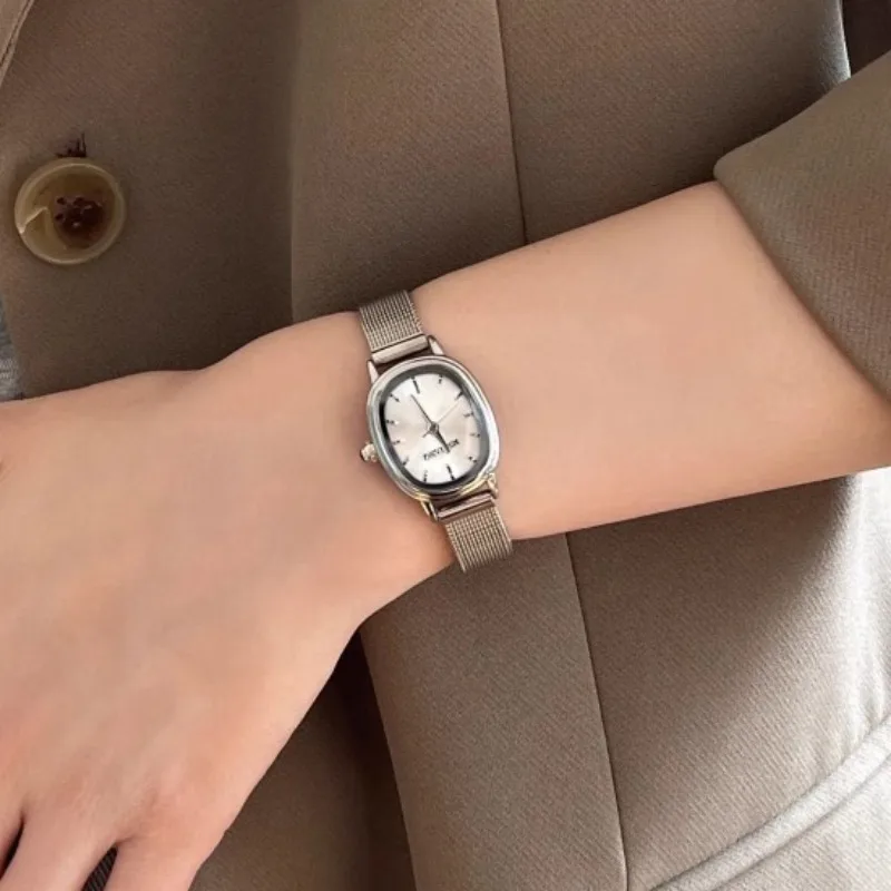 Piccolo quadrante ovale verde  - Minimalist Thin Watch recensione e prezzo